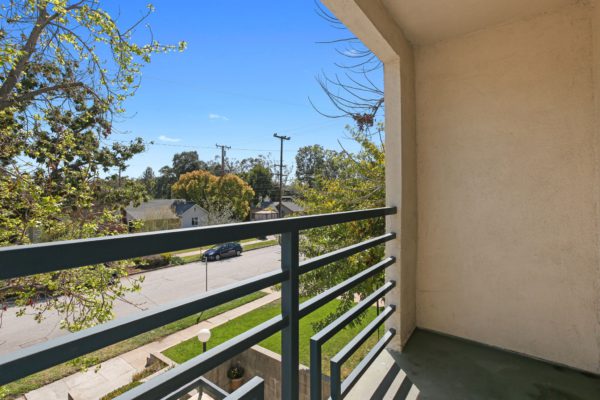 Updated 2 bedroom condo 2 blocks to the heart of South Pasadena